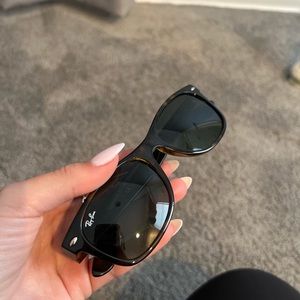 New Wayfarer classic ray bans 
comes with case and dusk cloth
Womens